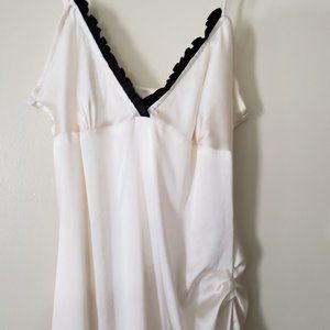 NWT White Top With Black Trim & Bunchy Side Slit